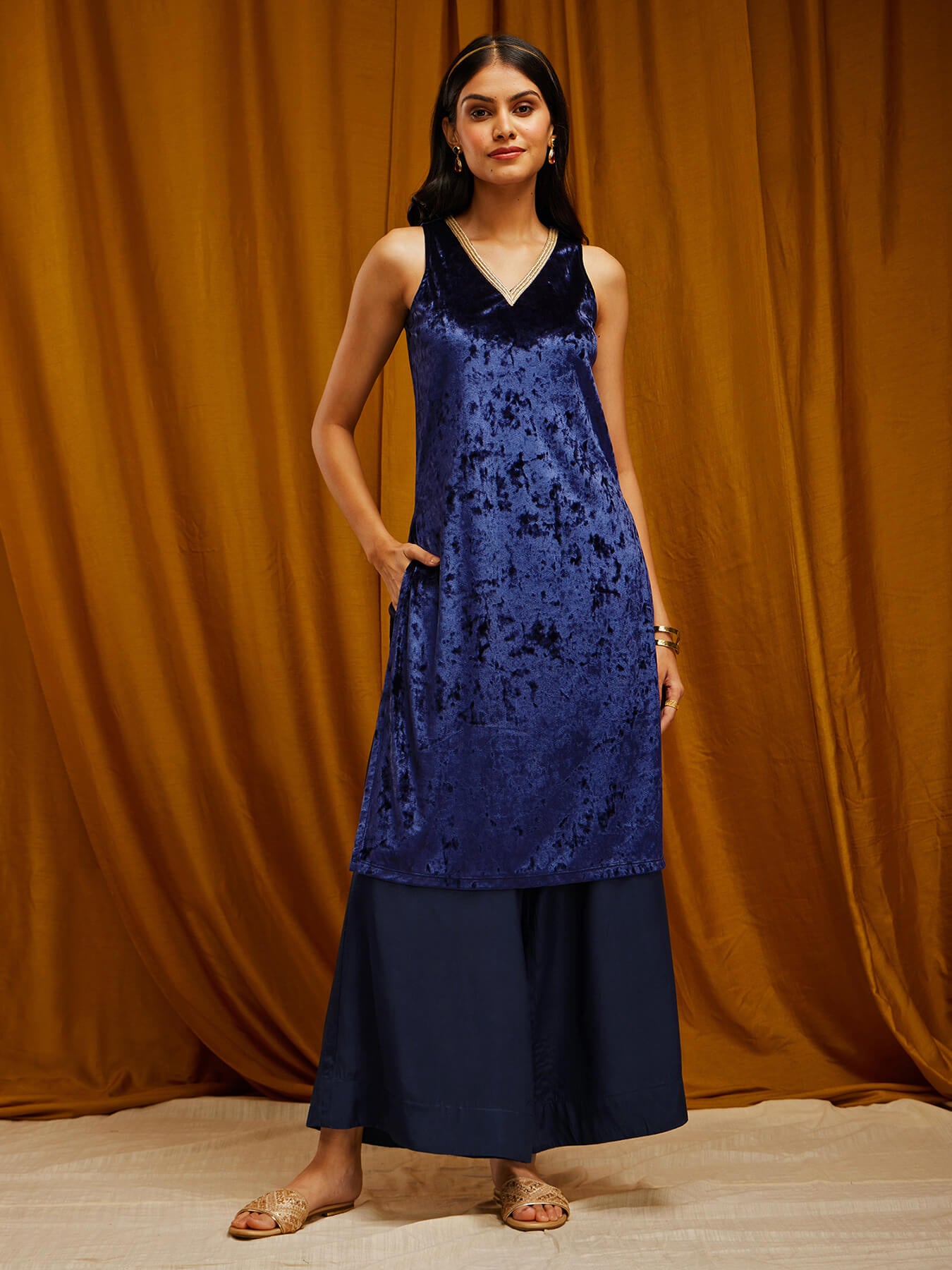Velvet Sleeveless Kurta Set - Blue