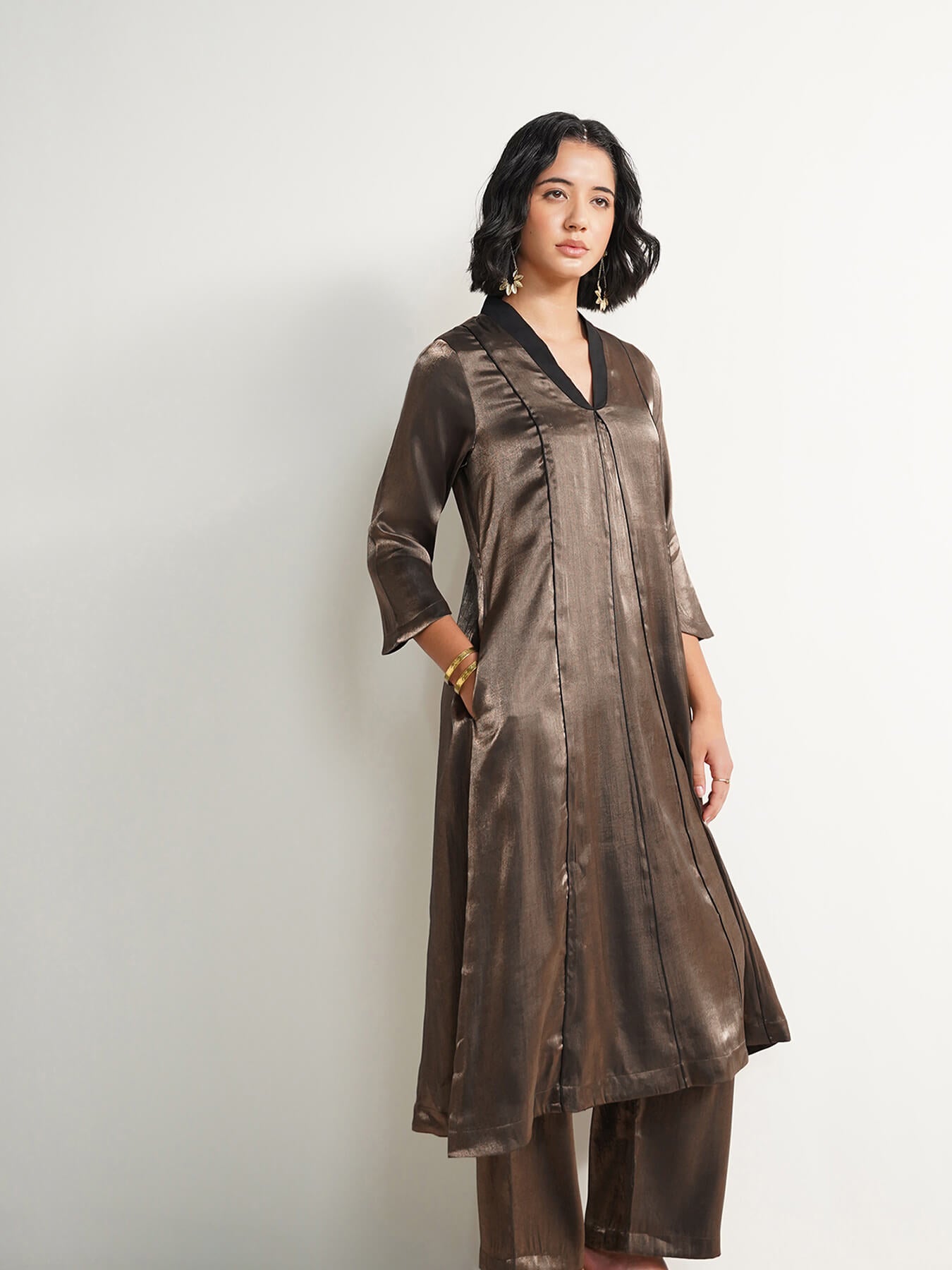 Viscose Solid V-Neck Kurta Set - Black & Gold