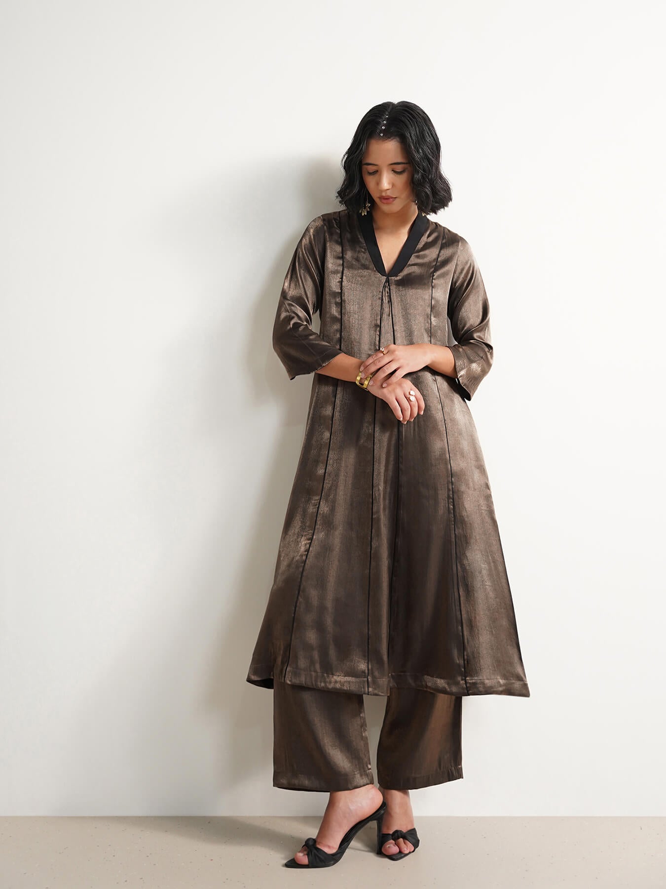 Viscose Solid V-Neck Kurta Set - Black & Gold